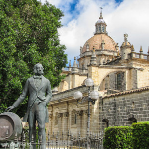2017-05-05 - Standbeeld van de oprichter<br/>Gonzalez Byass Bodega - Jerez de la Frontera - Spanje<br/>Canon PowerShot SX1 IS - 8.5 mm - f/4.0, 1/640 sec, ISO 80