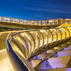 2017-05-06 - Metropol Parasol - follow the walkway in the evening<br/>Metropol Parasol - Sevilla - Spanje<br/>Canon EOS 5D Mark III - 35 mm - f/8.0, 15 sec, ISO 200