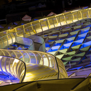 2017-05-06 - Metropol Parasol - slangachtig kronkelt het pad<br/>Metropol Parasol - Sevilla - Spanje<br/>Canon EOS 5D Mark III - 61 mm - f/8.0, 20 sec, ISO 200