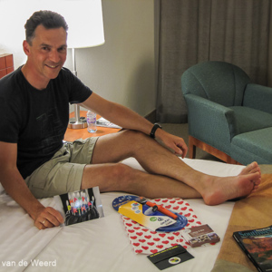 2014-07-07 - De jarige met kados op bed<br/>Hotelkamer - Phoenix - Verenigde Staten<br/>Canon PowerShot SX1 IS - 8.7 mm - f/3.5, 0.1 sec, ISO 200