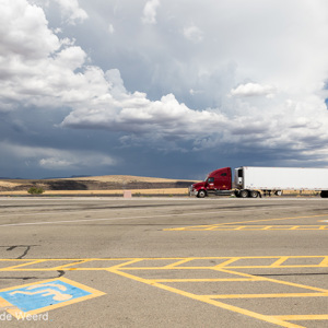 2014-07-07 - Donkere wolken boven een enorme vrachtwagen<br/>Onderweg - Verenigde Staten<br/>Canon EOS 5D Mark III - 24 mm - f/8.0, 1/400 sec, ISO 200