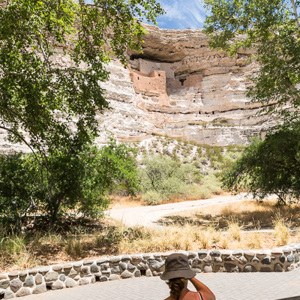 2014-07-08 - Carin rust even uit in de schaduw<br/>Montezuma Castle National Monume - Camp Verde - Verenigde Staten<br/>Canon EOS 5D Mark III - 24 mm - f/8.0, 1/125 sec, ISO 200
