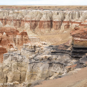 2014-07-09 - Ook hier weer veel bijzondere kleuren en laagjes<br/>Coal Mine Canyon - Tuba City - Verenigde Staten<br/>Canon EOS 5D Mark III - 70 mm - f/8.0, 0.01 sec, ISO 200