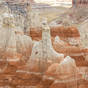 2014-07-09 - Pilaar en uitzicht naar de vlakte<br/>Coal Mine Canyon - Tuba City - Verenigde Staten<br/>Canon EOS 5D Mark III - 200 mm - f/8.0, 1/125 sec, ISO 200
