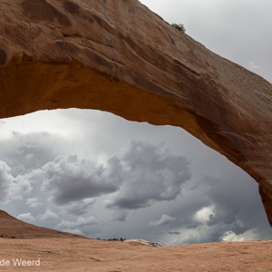 2014-07-10 - Een kleine arch vlak bij de weg<br/>Wilson Arch - Moab - Verenigde Staten<br/>Canon EOS 5D Mark III - 24 mm - f/8.0, 1/320 sec, ISO 200