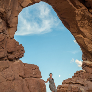 2014-07-10 - Carin onder de arch<br/>Arches National Park - Moab - Verenigde Staten<br/>Canon EOS 5D Mark III - 42 mm - f/8.0, 0.04 sec, ISO 200