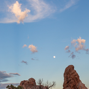 2014-07-10 - De maan boven de rotsen<br/>Arches National Park - Moab - Verenigde Staten<br/>Canon EOS 5D Mark III - 50 mm - f/8.0, 1/60 sec, ISO 200