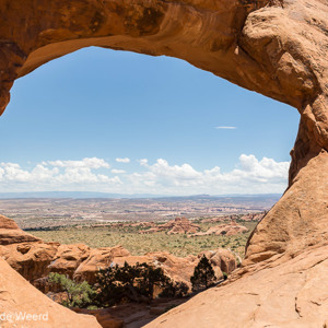2014-07-11 - Uitzicht door Double O Arch<br/>Arches National Park - Moab - Verenigde Staten<br/>Canon EOS 5D Mark III - 24 mm - f/8.0, 1/500 sec, ISO 200