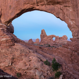 2014-07-12 - Turret Arch, gezien door North Window Arch, net voor zonsopkomst<br/>Arches National Park - Moab - Verenigde Staten<br/>Canon EOS 5D Mark III - 29 mm - f/14.0, 4 sec, ISO 100