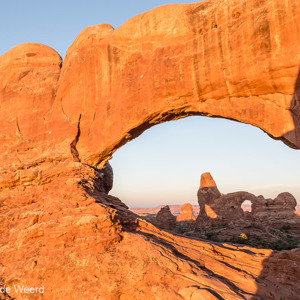 2014-07-12 - Turret Arch, gezien door North Window Arch, net na zonsopkomst<br/>Arches National Park - Moab - Verenigde Staten<br/>Canon EOS 5D Mark III - 24 mm - f/14.0, 0.1 sec, ISO 100