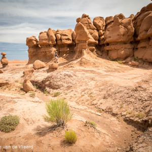 2014-07-14 - Carin tussen de geboetseerde figuren<br/>Goblin Valley State Park - Hanksville - Verenigde Staten<br/>Canon EOS 5D Mark III - 24 mm - f/11.0, 1/160 sec, ISO 200