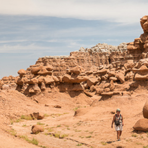 2014-07-14 - Panorama met Carin tussen de goblin-rotsen<br/>Goblin Valley State Park - Hanksville - Verenigde Staten<br/>Canon EOS 5D Mark III - 70 mm - f/11.0, 0.02 sec, ISO 100