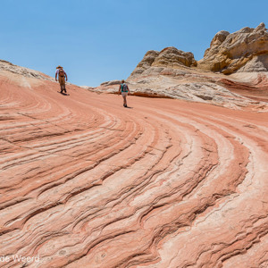 2014-07-17 - Carin en onze gids<br/>White Pocket (Paria Canyon) - Kanab - Verenigde Staten<br/>Canon EOS 5D Mark III - 16 mm - f/11.0, 1/200 sec, ISO 100