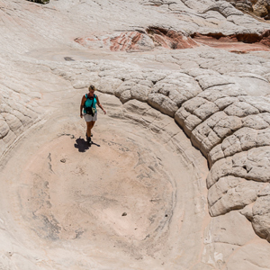 2014-07-17 - Carin in een natuurlijk uitgesleten droog poeltje<br/>White Pocket (Paria Canyon) - Kanab - Verenigde Staten<br/>Canon EOS 5D Mark III - 21 mm - f/11.0, 1/200 sec, ISO 100
