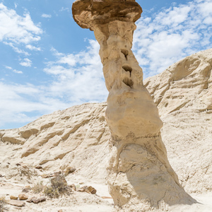 2014-07-18 - Witte hoodoo met bruin hoedje<br/>Toadstool hoodoos - Kanab - Verenigde Staten<br/>Canon EOS 5D Mark III - 24 mm - f/8.0, 1/400 sec, ISO 200