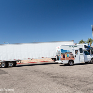 2014-07-22 - Groot en klein op de parkeerplaats<br/><br/>Canon EOS 5D Mark III - 24 mm - f/8.0, 1/400 sec, ISO 200