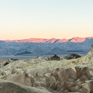 2014-07-24 - Eerste rode kleuren op de rotsen van de zonsopkomst<br/>Death Valley National Park - Verenigde Staten<br/>Canon EOS 5D Mark III - 46 mm - f/11.0, 0.4 sec, ISO 100
