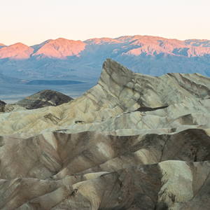 2014-07-24 - Eerste rode kleuren op de rotsen van de zonsopkomst<br/>Death Valley National Park - Verenigde Staten<br/>Canon EOS 5D Mark III - 70 mm - f/16.0, 1 sec, ISO 100