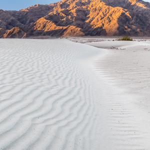 2014-07-25 - Contrast tussen wit zand en rode rotsen<br/>Death Valley National Park - Verenigde Staten<br/>Canon EOS 5D Mark III - 38 mm - f/8.0, 0.04 sec, ISO 400