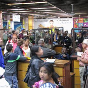 2013-07-23 - Chaos in de aankomsthal<br/>Aankomsthal vliegveld - Antananarivo - Madagaskar<br/>Canon PowerShot SX1 IS - 8.9 mm - f/3.5, 1/8 sec, ISO 400