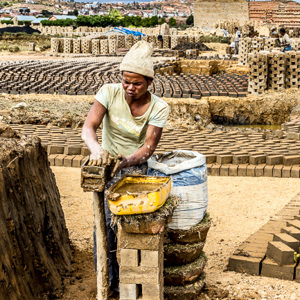 2013-07-24 - Stenen maken van klei<br/>Onderweg - Antananarivo - Madagaskar<br/>Canon EOS 7D - 24 mm - f/8.0, 1/160 sec, ISO 200