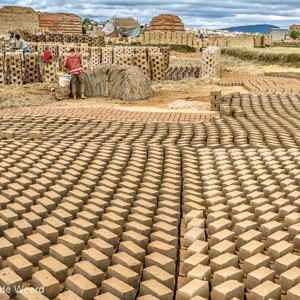 2013-07-24 - De stenen liggen te drogen<br/>Onderweg - Antananarivo - Madagaskar<br/>Canon EOS 7D - 24 mm - f/11.0, 1/60 sec, ISO 200