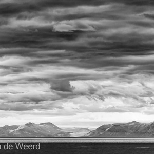 2022-07-20 - Heftige wolkenpartijen boven de bergen<br/>Spitsbergen<br/>Canon EOS R5 - 158 mm - f/8.0, 1/500 sec, ISO 800