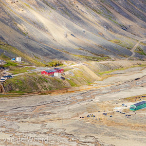 2022-07-21 - Kleurige huisjes in het dal onder ons<br/>Sarkofagen - Lonngyearbyen - Spitsbergen<br/>Canon EOS R5 - 105 mm - f/11.0, 1/125 sec, ISO 400