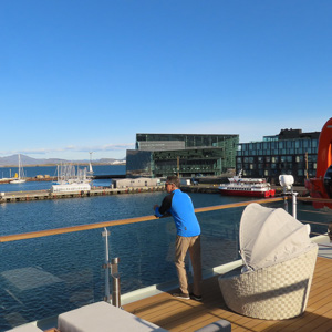 2023-09-14 - Wouter werpt een laatste blik, in  de zon, over de haven<br/>Faxagarður Cruise Terminal - Reykjavik - IJsland<br/>Canon PowerShot SX70 HS - 3.8 mm - f/5.0, 1/1000 sec, ISO 100