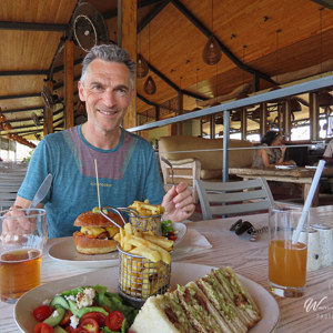 2024-04-26 - Een nogal westerse lunch - toch ook best lekker<br/>The Lookout Café - Victorua Falls - Zimbabwe<br/>Canon PowerShot SX70 HS - 3.8 mm - f/3.4, 1/60 sec, ISO 100