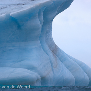 2022-07-17 - Prachtige vormen in de blauwe ijsschots<br/>Kvitoya - Spitsbergen<br/>Canon EOS R5 - 182 mm - f/5.6, 1/2500 sec, ISO 800