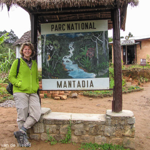 2013-07-25 - Carin bij de ingang van Mantadia<br/>Ingang Mantadia NP - Andasibe - Madagaskar<br/>Canon PowerShot SX1 IS - 5.5 mm - f/3.5, 1/125 sec, ISO 80