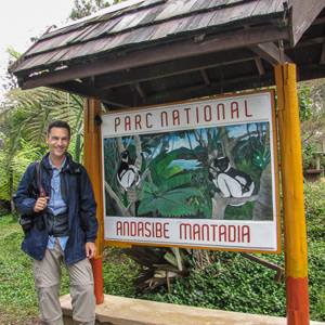 2013-07-27 - Wouter bij een bord van het park<br/>Mantadia NP - Andasibe - Madagaskar<br/>Canon PowerShot SX1 IS - 5.9 mm - f/4.0, 1/60 sec, ISO 80