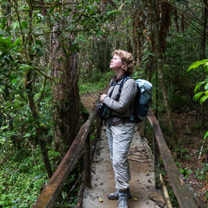 2013-07-25 - Carin speurt naar een lemur in het regenwoud<br/>Mantadia NP - Andasibe - Madagaskar<br/>Canon EOS 7D - 24 mm - f/4.0, 0.01 sec, ISO 1600
