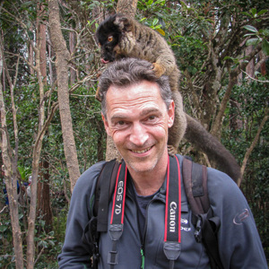2013-07-25 - Wouter met een bruine Maki op zijn hoofd<br/>Vakoma Lodge - Andasibe - Madagaskar<br/>Canon PowerShot SX1 IS - 8.3 mm - f/3.5, 1/80 sec, ISO 160