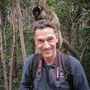2013-07-25 - Wouter met een bruine Maki op zijn hoofd<br/>Vakoma Lodge - Andasibe - Madagaskar<br/>Canon PowerShot SX1 IS - 8.3 mm - f/3.5, 1/80 sec, ISO 160
