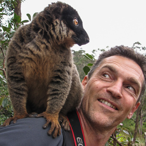 2013-07-25 - Gezellig zo op de schouder<br/>Vakoma Lodge - Andasibe - Madagaskar<br/>Canon PowerShot SX1 IS - 8.3 mm - f/3.5, 1/80 sec, ISO 80