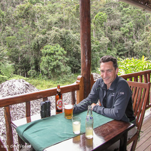 2013-07-26 - Tijd voor een lekker biertje<br/>Hotel Feon'ny Ala - Andasibe - Madagaskar<br/>Canon PowerShot SX1 IS - 5 mm - f/3.5, 1/60 sec, ISO 80