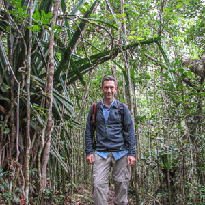 2013-07-27 - Wouter in de jungle<br/>Mitsinjo Reserve - Andasibe - Madagaskar<br/>Canon PowerShot SX1 IS - 5 mm - f/2.8, 0.05 sec, ISO 200