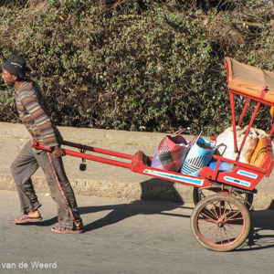 2013-07-29 - Standaard-vervoer in Antsirabe<br/>Straatbeeld - Andasibe - Madagaskar<br/>Canon PowerShot SX1 IS - 74.3 mm - f/5.0, 1/500 sec, ISO 125