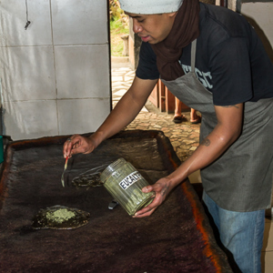 2013-07-29 - Het maken van suiker-snoepjes<br/>Antsirabe - Madagaskar<br/>Canon EOS 7D - 28 mm - f/4.0, 1/60 sec, ISO 200