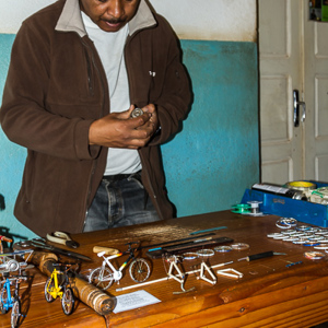 2013-07-29 - Handige knutselaar<br/>Antsirabe - Madagaskar<br/>Canon EOS 7D - 24 mm - f/4.0, 1/60 sec, ISO 200