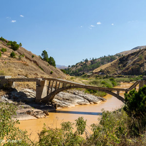 2013-07-29 - Oude brug<br/>Onderweg - Antsirabe - Ambositra - Madagaskar<br/>Canon EOS 7D - 24 mm - f/8.0, 1/160 sec, ISO 200