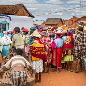 2013-07-30 - Kleurrijke markt<br/>Onderweg - Ambositra - Ranomafana - Madagaskar<br/>Canon EOS 7D - 32 mm - f/8.0, 0.01 sec, ISO 200