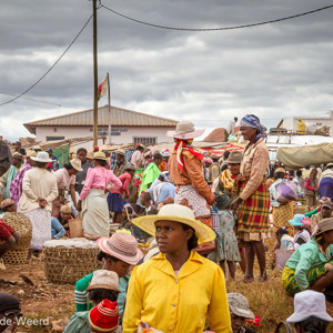 2013-07-30 - Iedereen komt overal vandaan naar de markt<br/>Onderweg - Ambositra - Ranomafana - Madagaskar<br/>Canon EOS 7D - 47 mm - f/8.0, 1/160 sec, ISO 200