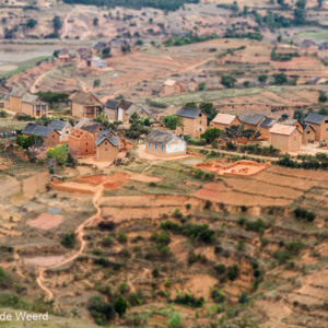 2013-07-30 - Landbouwterrassen, stenen huizen<br/>Onderweg - Ambositra - Ranomafana - Madagaskar<br/>Canon EOS 7D - 105 mm - f/8.0, 1/80 sec, ISO 200
