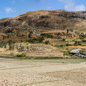 2013-08-01 - Panorama van het landschap onderweg<br/>Onderweg - Ambodiamontana - Anja Park - Madagaskar<br/>Canon EOS 7D - 24 mm - f/8.0, 1/250 sec, ISO 200
