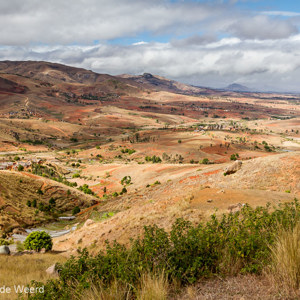 2013-08-01 - Glooiende bergen<br/>Onderweg - Ambodiamontana - Anja Park - Madagaskar<br/>Canon EOS 7D - 24 mm - f/8.0, 1/200 sec, ISO 200