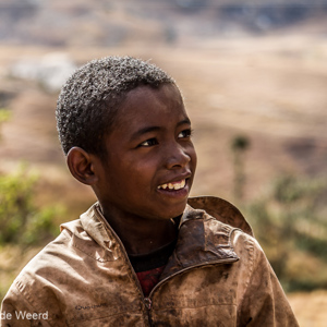 2013-08-01 - Portret van jongetje langs de weg<br/>Onderweg - Ambodiamontana - Anja Park - Madagaskar<br/>Canon EOS 7D - 75 mm - f/4.0, 1/250 sec, ISO 200