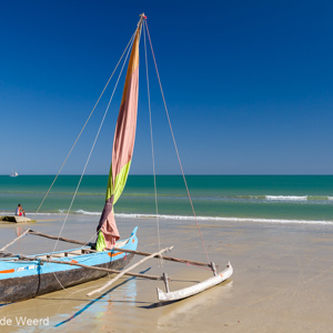 2013-08-05 - Visserbootje op het strand<br/>Strand - Morondava - Madagaskar<br/>Canon EOS 7D - 24 mm - f/8.0, 1/320 sec, ISO 200